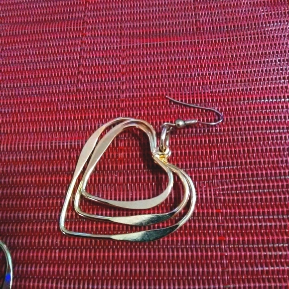 - 💖gold tone heart earrings 💖 - Picture 2 of 2